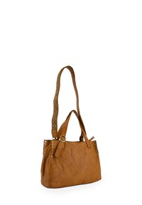 Braune Leder-Tragetasche mit strukturierter Form, ausgestattet mit einem gemusterten Tragegurt, Nieten an den Seiten und doppelten Griffen für Vielseitigkeit.