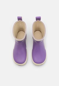 Para fioletowych kaloszy z beżowym wykończeniem i kremowymi podeszwami, widoczna z góry na białym tle.