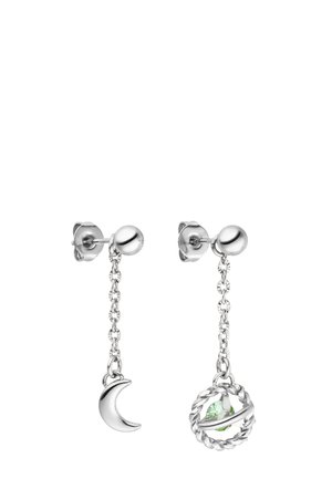 Silberne Steckerohrringe mit kurzen Ketten; einer hat einen Halbmond-Anhänger, der andere einen verdrehten Ring mit einem grünen Edelstein darin.