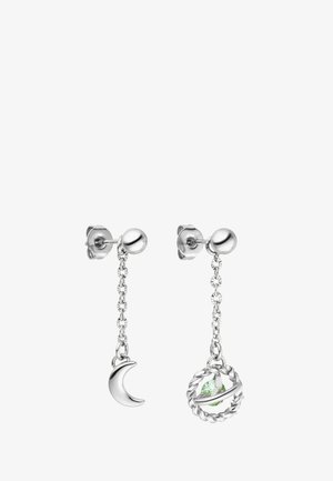Silberne Steckerohrringe mit kurzen Ketten; einer hat einen Halbmond-Anhänger, der andere einen verdrehten Ring mit einem grünen Edelstein darin.