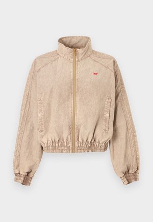 Μπεζ μπουφάν bomber με ψηλό γιακά, ολόκληρο φερμουάρ, ελαστικό τελείωμα, πλαϊνές τσέπες και διακριτική υφή. Διαθέτει μικρό κόκκινο λογότυπο στο στήθος.