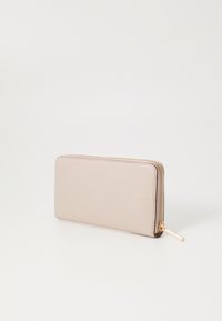 Portafoglio in pelle beige con finitura texturizzata, forma rettangolare slim, chiusura con zip dorata e un tirante della zip metallico.