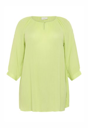 Blusa leggera verde lime con scollatura rotonda, spalle plissettate, maniche a tre quarti e un singolo bottone sul collo.