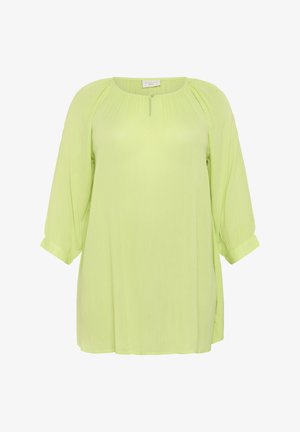 Limegrøn, let bluse med rund halsudskæring, plisserede skuldre, trekvartærmer og en enkelt knapdetalje ved halsen.