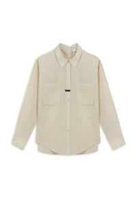 Beżowa koszula z długim rękawem zapinana na guziki, z pionowymi paskami, dwiema kieszeniami na piersi i wąskim czarnym akcentem w pobliżu guzików. Gładka tekstura materiału.
