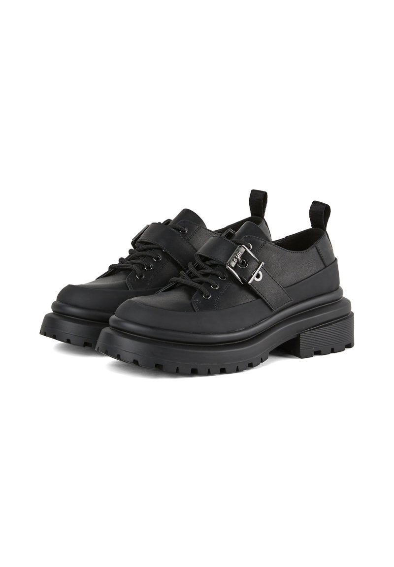 Chaussures en cuir noir avec une semelle en caoutchouc épaisse, bout rond, fermeture à lacets à l'avant et détail de sangle ajustable. Fini texturé avec une languette.