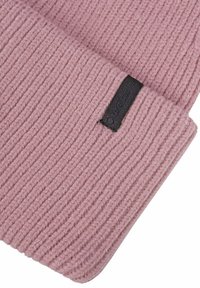 Ribbine pinkki neulottu pipo, joka on valmistettu pehmeästä materiaalista ja jossa on musta kangastunnus tuotemerkin tunnistamiseksi.
