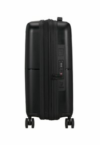 Zwarte harde koffer met gestructureerde afwerking, ritscompartiment, geïntegreerd combinatieslot en vier wielen voor mobiliteit.