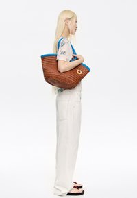 Bimba Y Lola SHOPPER TRENZADO - Rankinė - nuez