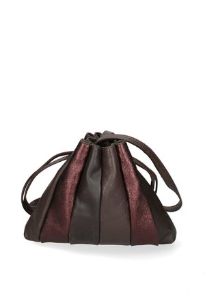 Sac en cuir brun avec un design plissé. Présente une teinte maroon brillante contrastante et des fines sangles pour le porter. Ouverture supérieure avec un cordon de serrage.
