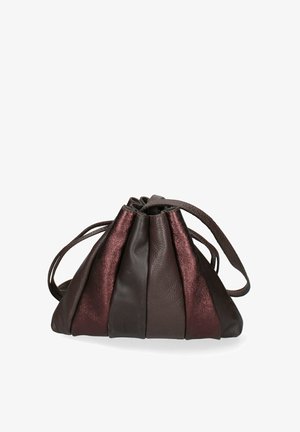 Bruine leren tas met een geplooid ontwerp. Heeft een contrasterende glanzende bordeauxrode kleur en dunne hengsels om te dragen. Bovenopening met trekkoordsluiting.