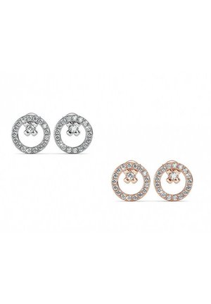 Orecchini circolari in argento e oro rosa con strass trasparenti, caratterizzati da una pietra centrale e un design a corona attorno al bordo esterno.