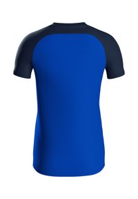 Kurzärmliges Sportshirt mit einem lebhaften blauen Körper und dunklen blauen Raglanärmel. Glatter, dehnbarer Stoff mit einer figurschmeichelnden Passform.