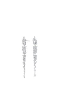 Srebrne kolczyki w kształcie liści z błyszczącymi zdobieniami, charakteryzujące się teksturowanym wzorem oraz różnorodnymi rozmiarami liści, tworzącymi efekt kaskady.