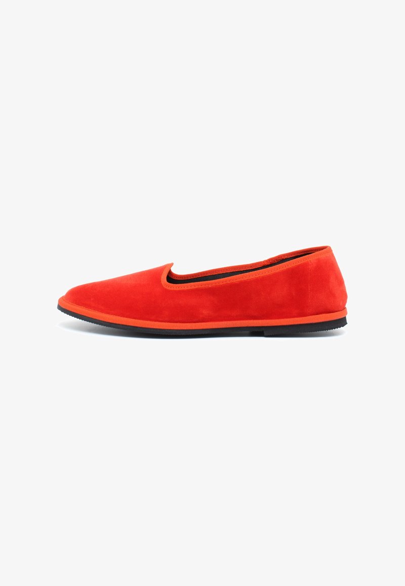 Scarpa piatta rossa in suede con suola in gomma nera. Punta arrotondata e design minimalista con un bordo arancione a contrasto lungo il margine superiore.