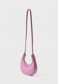 Borsa a tracolla in pelle viola con forma curva, texture liscia e una tracolla corta. Presenta un dettaglio con cerniera dorata.
