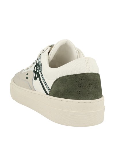 Sneaker mit einem weißen Obermaterial aus Canvas, grünem Wildleder an der Ferse, dekorativer grüner Seilstickerei und einer strukturierten beigen Laufsohle.