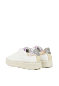 Sneaker bianche in pelle con finitura liscia, caratterizzate da accenti di glitter viola e argento sui talloni e un pannello posteriore color crema.