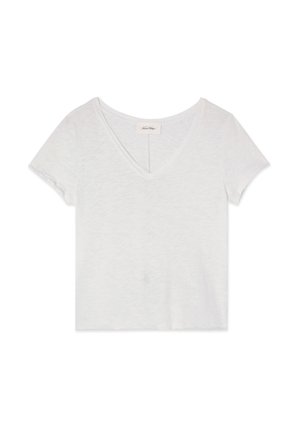 Vit kortärmad t-shirt med v-ringning, tillverkad av ett lätt, något texturerat tyg. Minimala etiketter synliga nära kragen.