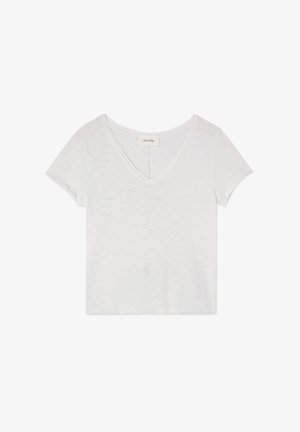 Vit kortärmad t-shirt med v-ringning, tillverkad av ett lätt, något texturerat tyg. Minimala etiketter synliga nära kragen.