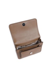 Portafoglio in pelle marrone con finitura testurizzata, dotato di chiusura a scatto, numerosi scomparti per carte e rivestimento interno liscio.