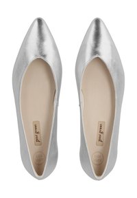 Ballerine argentate in pelle con punta appuntita, dalla texture liscia, suole interne leggermente imbottite e design minimalista. Marchio visibile sulla soletta.