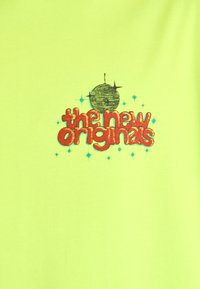 Neon žalia medžiaga su tekstu "nauji originalai" oranžine spalva, kartu su disko kamuoliu ir turkio žvaigždėmis.