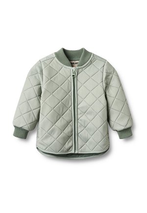 Světlounce zelená prošívaná bunda pro batolata se zapínáním na přední zip, žebrovaným límcem, manžetami a lemem, zobrazena na bílém pozadí.
