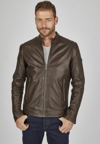 Braune Lederjacke mit Rei�ßverschluss, gesteppten Schulterakzenten, zwei Reißverschlusstaschen auf der Vorderseite und einem gerippten Kragen.