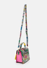 Mała torebka z wielokolorowym nadrukiem w węża, różowe boczne panele, żółta frędzelka, złota kieszonka na zamek i regulowany pasek na ramię.