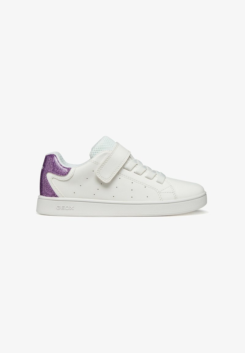 Baskets basses blanches avec lacets et une bride velcro, avec un détail pailleté violet au talon et des perforations sur le côté.