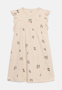 Κρεμ αμάνικο φόρεμα για νήπια με βολάν στους ώμους και σχέδιο με ροζ φρούτα και πράσινα φύλλα διασκορπισμένα.