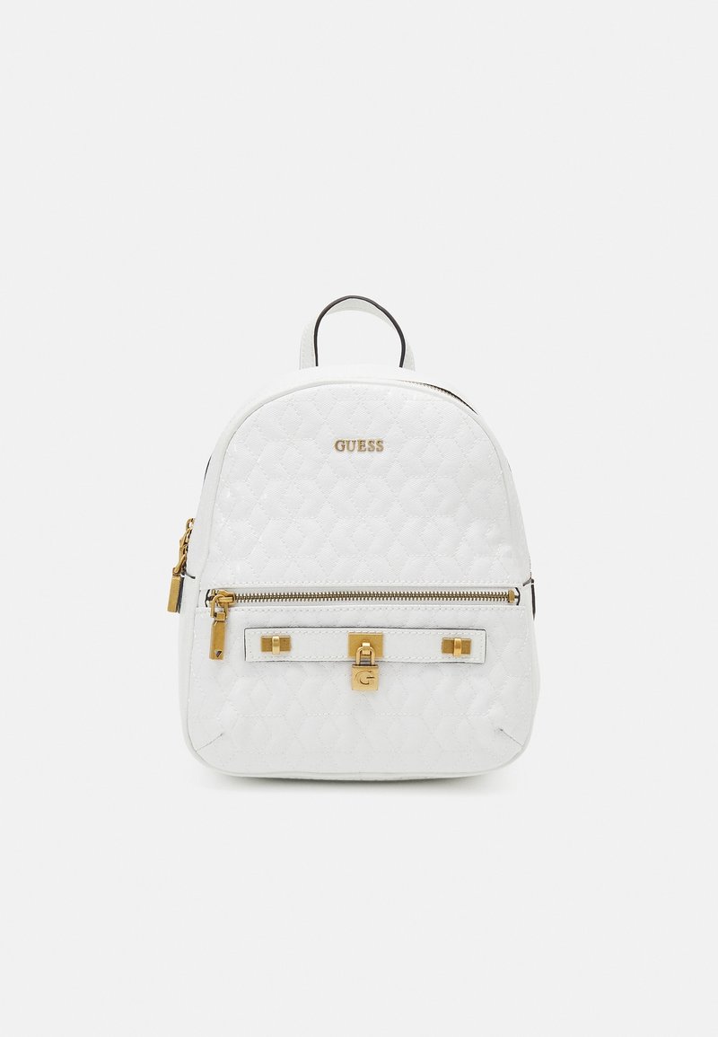 Sac à dos blanc matelassé Guess avec fermeture éclair dorée, serrure de la poche avant et poignée supérieure sur fond blanc.