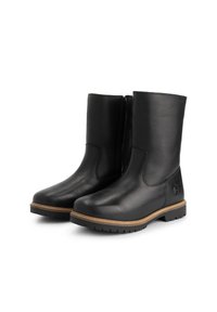 Een paar zwarte leren laarzen tot halverwege het kalf met zijritsen, bruine gestikte zolen en getextureerde zwarte rubberen loopzolen op een witte achtergrond.