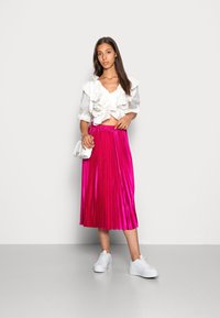 YAS Saia plissada - pink yarrow