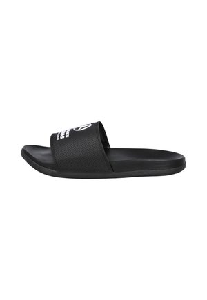 Sandalia negra tipo slide con punta abierta, con una correa perforada y logo blanco impreso en la parte superior.