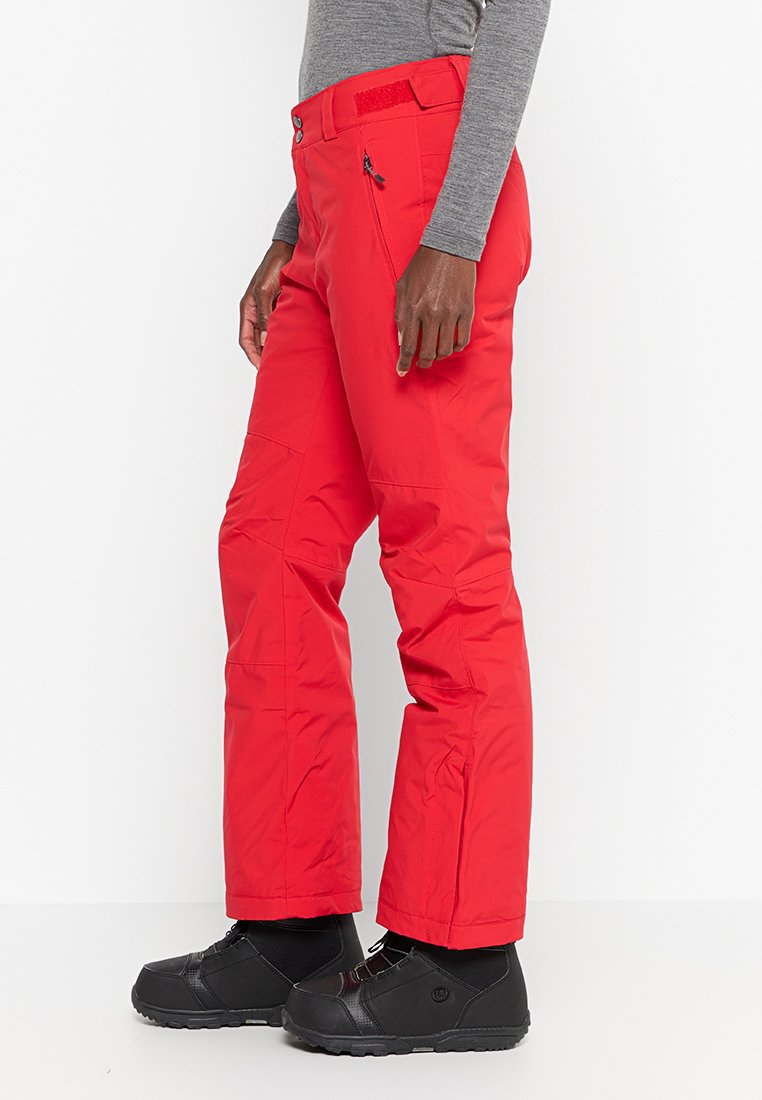 Pantaloni da sci isolati rossi con una vestibilità comoda, tasche laterali con zip e vita regolabile con velcro. Il materiale ha una texture liscia e resistente all'acqua.