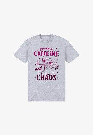 Graues T-Shirt mit einem Cartoon-Außerirdischen, der die Arme weit ausstreckt, und dem Text "Running on Caffeine and Chaos" in fetten lila Buchstaben.