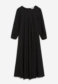 Zwart driekwart mouw jurk met een ronde halslijn, vloeiende A-lijn vorm en subtiele plooien bij de taille. Zacht materiaal zonder patronen of accenten.