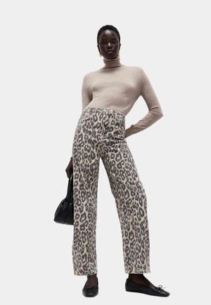 - Jeansy Relaxed Fit