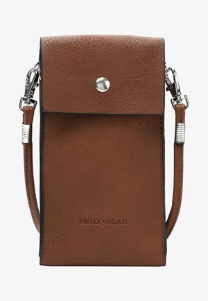 Bolsa para teléfono de cuero marrón con superficie texturizada, cierre de broche, herrajes plateados y correa ajustable. Presenta el grabado "EMILY & NOAH".