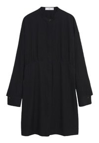 Robe noire à manches longues avec un col montant, coupe décontractée, tissu texturé et accents en métal doré aux poignets et au cou.