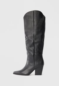 Bottes noires en cuir, montant jusqu'au genou, avec un bout pointu et un talon épais. Le design présente une texture lisse et des lignes minimalistes.
