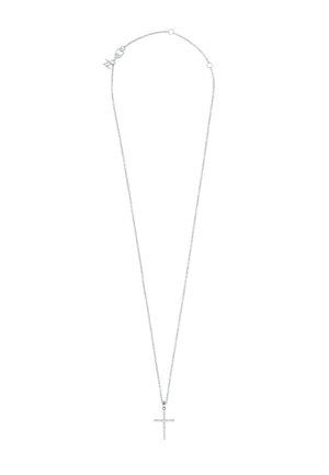 Zartes Silberkettchen mit einem kleinen Kreuzanhänger, geschmückt mit winzigen funkelnden Steinen, auf weißem Hintergrund.