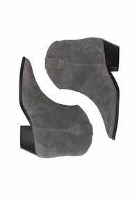 Botine gri din suede, cu vârf ascuțit și toc mic. Au un design zimțat și un detaliu cu curea la gleznă.