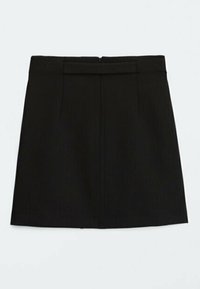 Mini-jupe noire avec une ceinture plate, deux plis devant et une fermeture éclair dissimulée à l'arrière. Texture lisse et coupe ajustée.