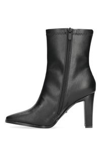 Czarny skórzany botek za kostkę z ostrym noskiem, zamkiem błyskawicznym po boku i wysokim obcasem typu szpilka. Posiada dekoracyjne przeszycia u góry.