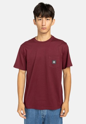 Bordeaux Baumwoll-T-Shirt mit Rundhalsausschnitt, kurzen Ärmeln und einer Brusttasche mit einem schwarzen Label-Logo. Glatte Textur.
