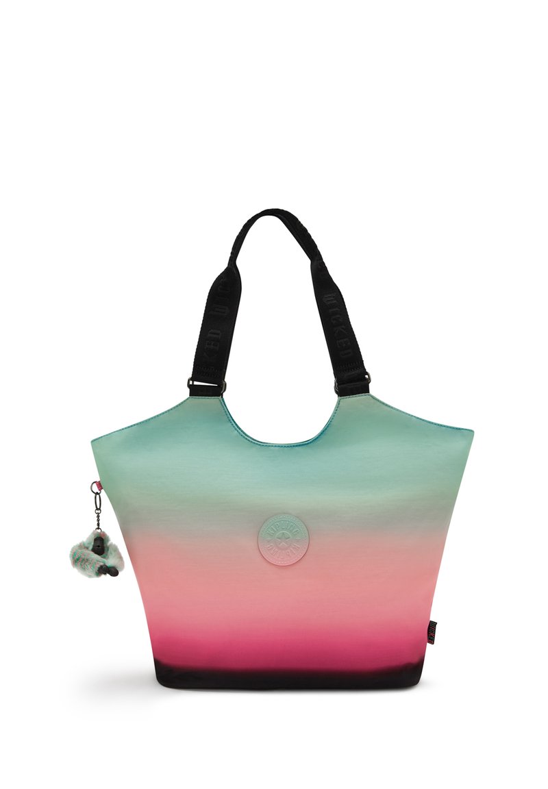Große Tasche mit einem Farbverlauf von Türkis zu Pink, ausgestattet mit schwarzen Griffen und einem strukturierten Logo-Emblem. Enthält einen plüschigen Anhänger.
