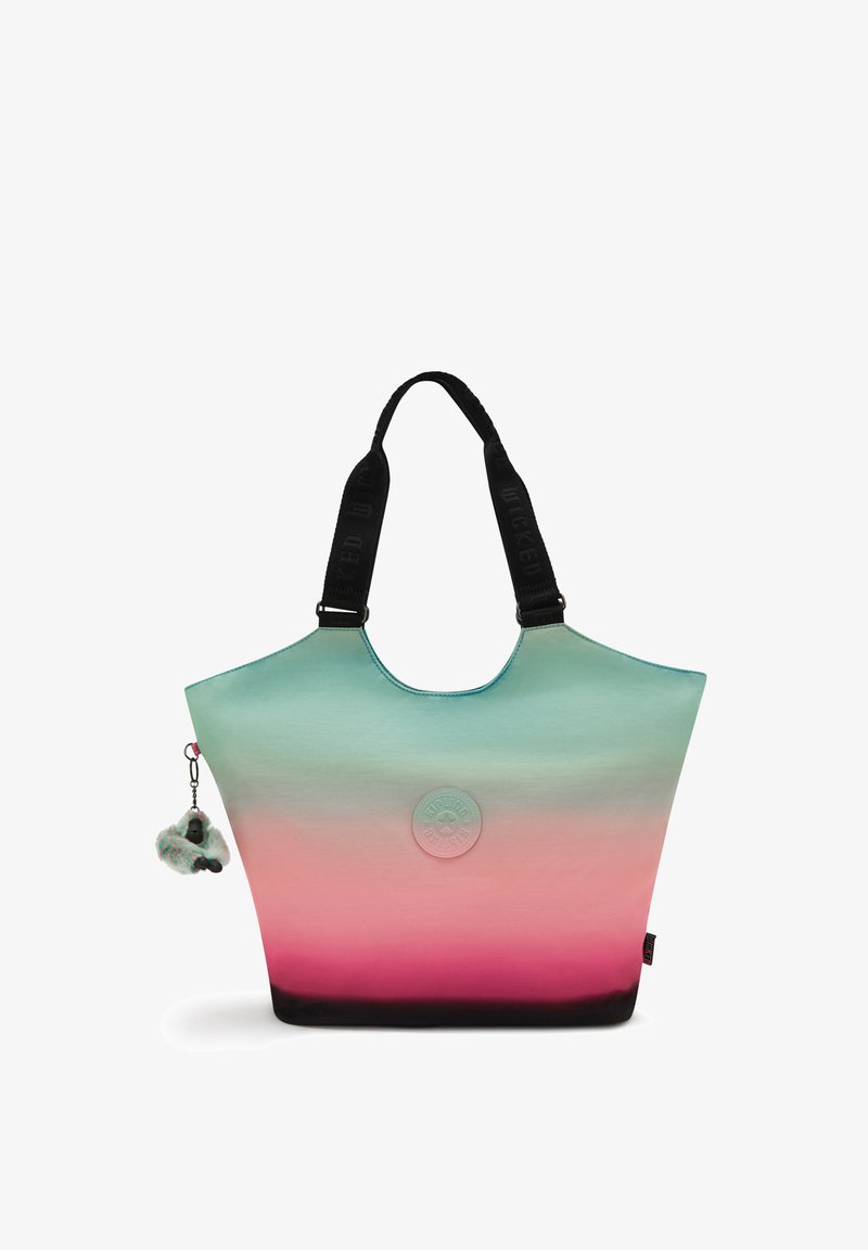 Grand sac fourre-tout avec un dégradé de couleurs allant du bleu sarcelle au rose, doté de poignées noires et d'un emblème logo texturé. Comprend un charm en peluche.